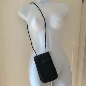 Cross body phone size purse.  Perfect to carry cash/ cards or a cellphone. Black